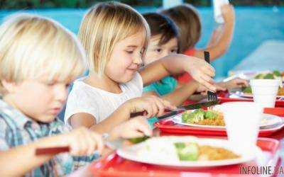 Чем кормят малышей в дошкольных учреждениях Днепра?