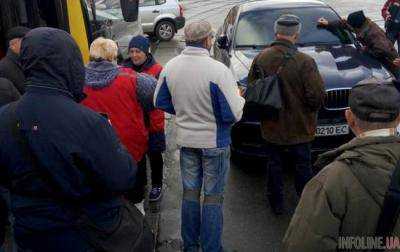 В Киеве прохожие «нежно» проучили наглого героя парковки