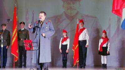 В оккупированном Севастополе коммунисты приняли детей в пионеры и хором спели "Верните Сталина".Видео
