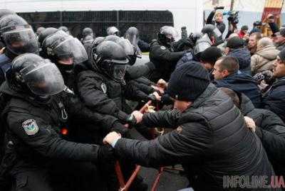 В результате столкновений возле Октябрьского дворца пострадали стражи порядка