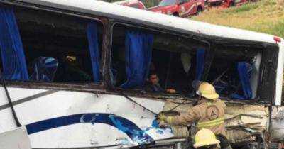Автобус с детскими футбольными командами столкнулся с поездом в Мексике, есть жертвы