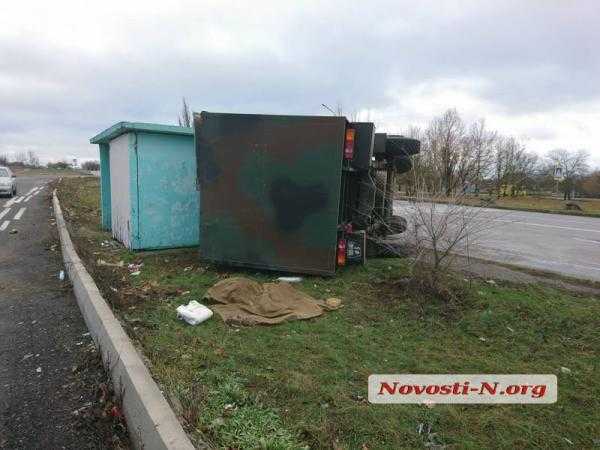 Под Николаевом прицеп от армейского грузовика врезался в остановку: женщине оторвало голову