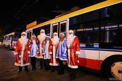 Когда водитель Дед Мороз: в Одессе прошел парад новогодних троллейбусов