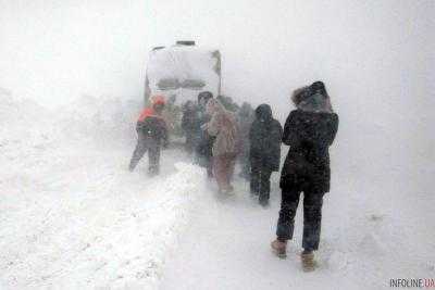 Ситуация критическая: сотни авто в снежном плену, люди замерзают
