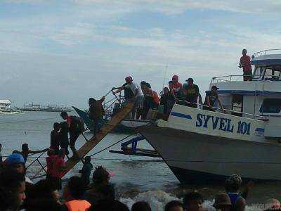 На Филиппинах перевернулся паром с 251 человеком на борту, есть погибшие