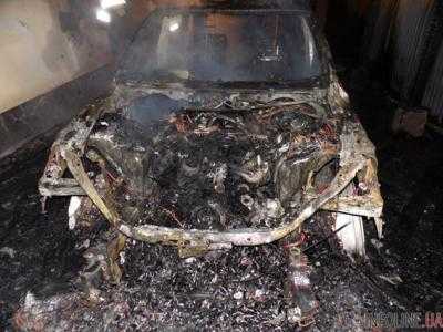 В Ровно в частном доме сожгли два автомобиля