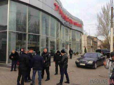 Стрельба в Одессе: один из участников конфликта забаррикадировался внутри автосалона