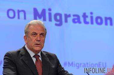 Еврокомиссар призвал как можно скорее решить вопрос миграционной политики ЕС
