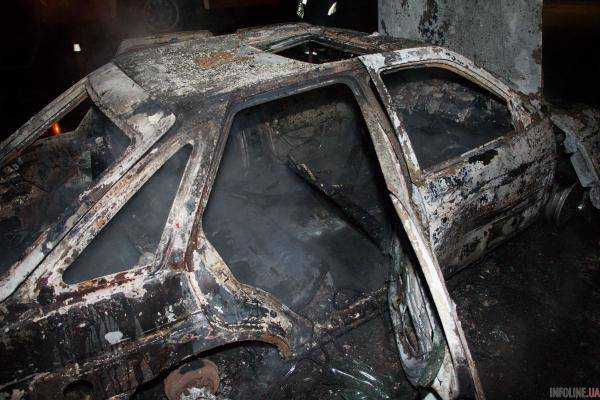 ДТП в Днепре: автомобиль врезался в остановку и загорелся