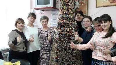 В Украине собрали елку из 24 тыс. карандашей