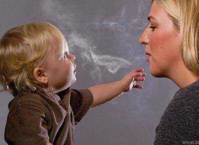 Порошенко предложили отбирать детей у курящих мам