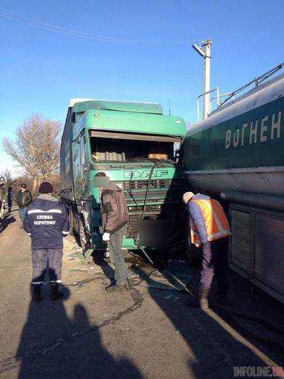 В Полтавской области на железнодорожном переезде столкнулись два грузовика