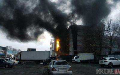 В Киеве загорелся торговый центр