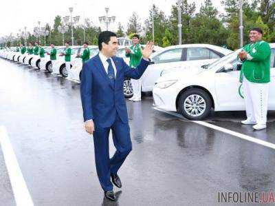 Абсурд зашкаливает: в Туркменистане запретили машины всех цветов, кроме белого