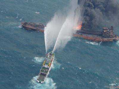 Нефтяное пятно от затонувшего иранского танкера грозит экологической катастрофой