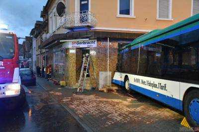 В Германии в стену жилого дома врезался школьный автобус, ранен 21 ребенок