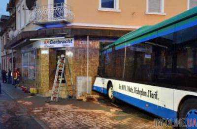 В Германии ДТП: школьный автобус наехал на стену, пострадало 48 человек