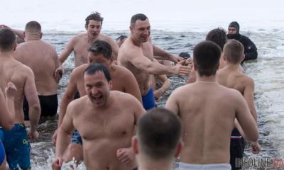 Рычащий Кива и яркий “наряд” Кличко: как политики купались на Крещение