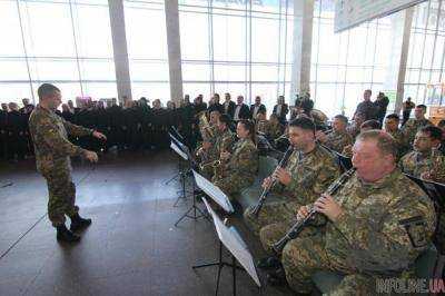 Военные оркестры завтра сыграют в украинских аэропортах в честь "киборгов"