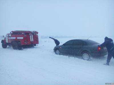 Спасатели помогли извлечь из снега 300 автомобилей в Кировоградской области