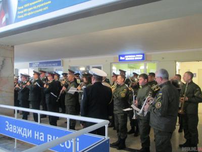 Военные оркестры сегодня сыграют в украинских аэропортах в честь "киборгов"