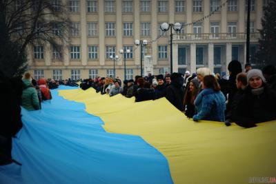 В День Соборности два берега Ужа соединили 100-метровым флагом Украины