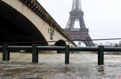 Парижская Сена вышла с берегов и затопила город