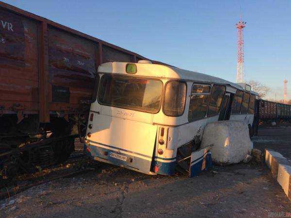 Под Одессой поезд столкнулся с пассажирским автобусом