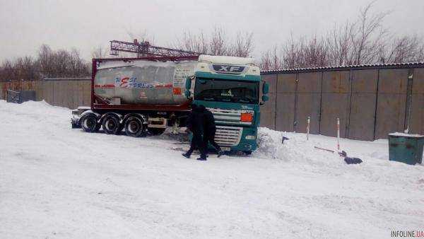 На Днепропетровщине спасатели вытаскивают транспорт из снега