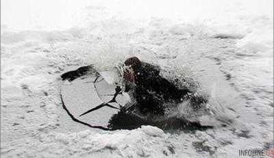 В Луцке спасатели уже сутки ищут подростка, который провалился под лед