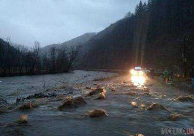 В Закарпатской области автомобиль упал в реку, есть погибшие