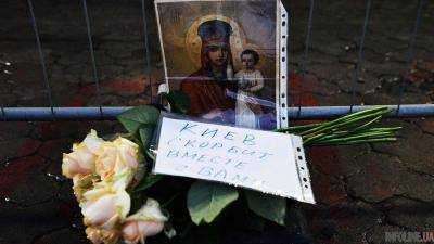 Авиакатастрофа Ан-148: украинцы несут цветы к посольству РФ