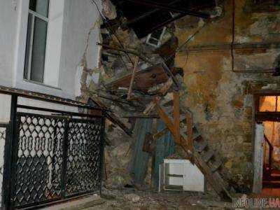 Стена жилого дома обрушилась в Одессе: спасли пенсионерку