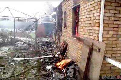 Жилой дом сгорел в Донецкой области из-за обстрелов боевиков