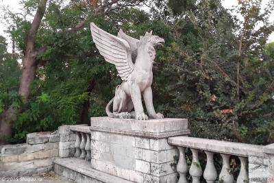 С Митридатской лестницы в оккупированной Керчи вывезли скульптуры грифонов