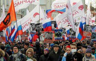 "Марш Немцова" в Москве: плакаты против аннексии Крыма и задержания