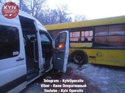 ДТП на Житомирской трассе: автобус перегородил дорогу