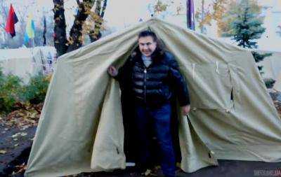 В палаточном городке под Радой нашли "трон Саакашвили"