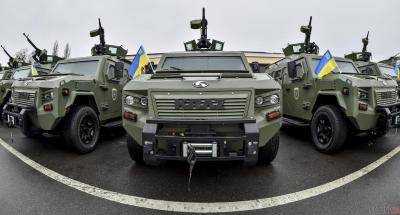 В Киеве перевернулся военный бронеавтомобиль "Кугуар"