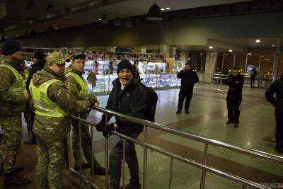 Россиянина задержали в Киеве: ударил мужчину на вокзале ножом в щеку