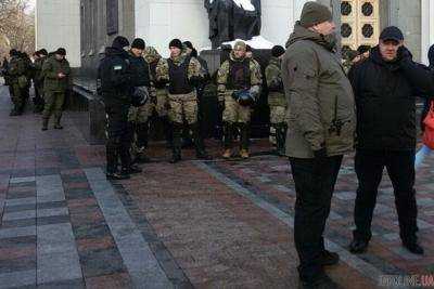 В центре Киева ограничили движение транспорта и стянули правоохранителей