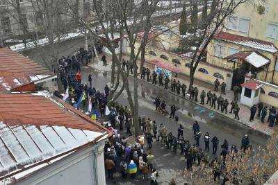 Полиция сообщает о двух десятках активистов под консульством РФ в Харькове