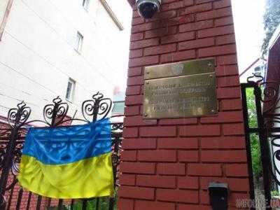Во Львове активисты блокируют доступ в консульство России