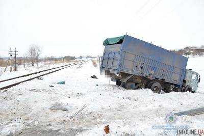 Грузовик в Луганской области столкнулся с железнодорожным локомотивом