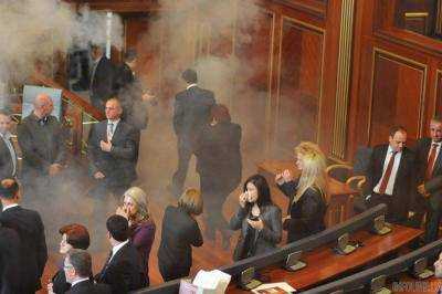В парламенте Косово оппозиция распылила слезоточивый газ