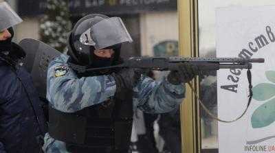 Бойцы, приехавшие воевать за Украину, связаны «Беркутом» и лежат на снегу. Что происходит в Киеве