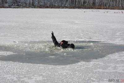 В Черниговской области двое рыбаков провалились под лед, один утонул