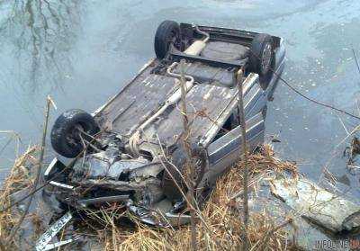 Во Львовской области легковушка упала в реку, водитель погиб