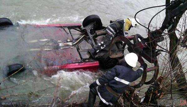 Смертельное ДТП на Закарпатье: авто слетело в русло горной реки