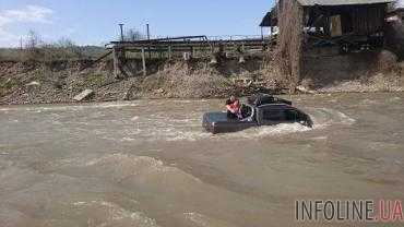 На Закарпатье в реку снесло авто вместе с мужчиной и ребенком